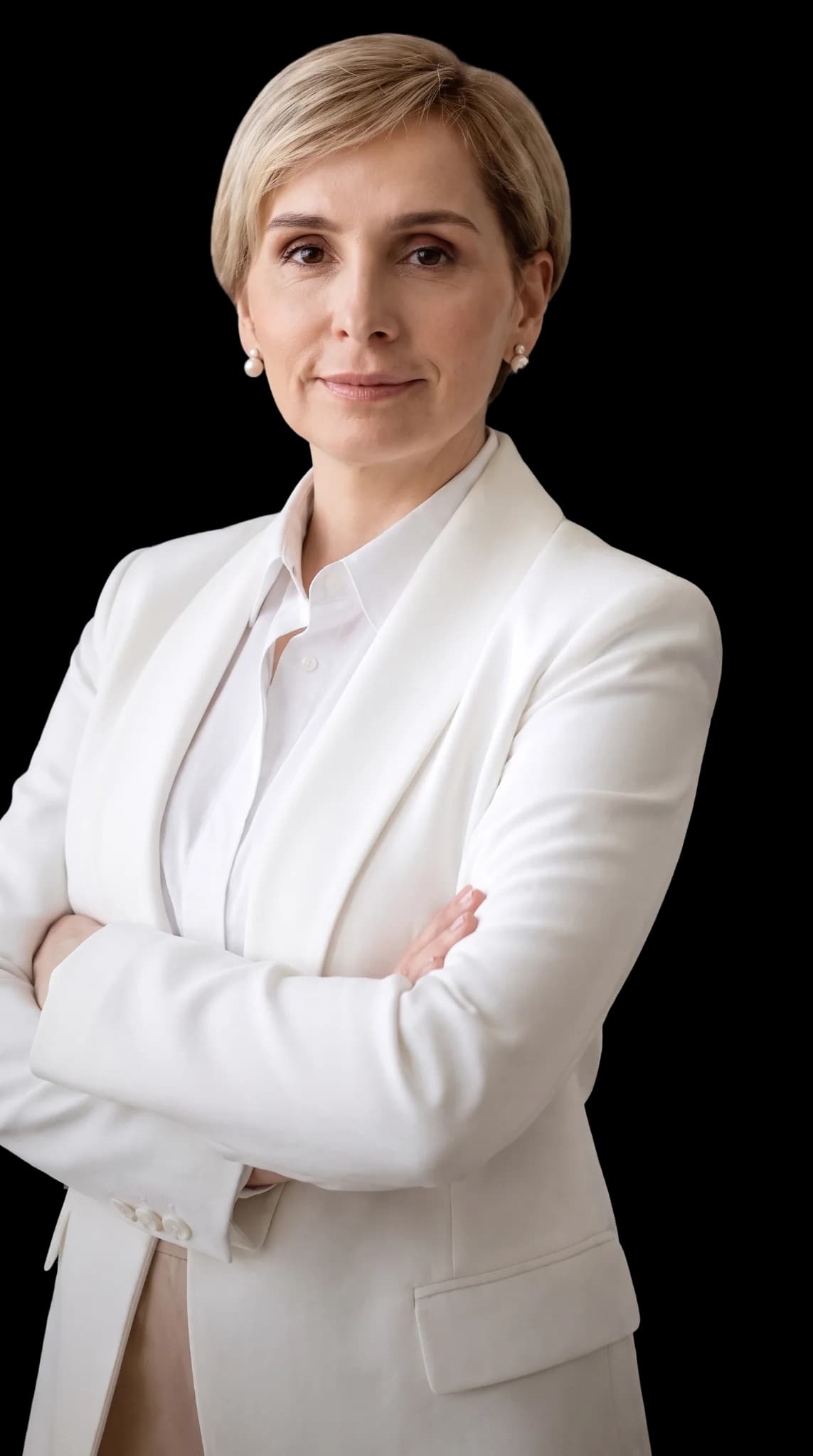Denize Ortiz em retrato institucional com blazer branco.